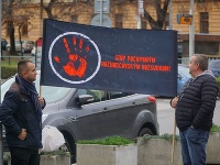 Skupina ľudí sa zišla pred Ministerstvom spravodlivosti. Skupina ľudí sa zišla pred Ministerstvom spravodlivosti.
