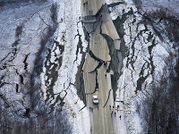 Na archívnej leteckej snímke z 30. novembra 2018 je v dôsledku zemetrasenia popraskaná a zvlnená cesta s názvom Vine Road na kopci pri meste Wasilla Na archívnej leteckej snímke z 30. novembra 2018 je v dôsledku zemetrasenia popraskaná a zvlnená cesta s názvom Vine Road na kopci pri meste Wasilla