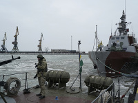 Ukrajinský vojak v prístave Mariupol Ukrajinský vojak v prístave Mariupol