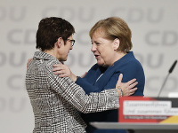 Annegret Krampová-Karrenbauerová a Angela Merkelová Annegret Krampová-Karrenbauerová a Angela Merkelová