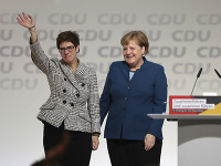 Annegret Krampová-Karrenbauerová a Angela Merkelová