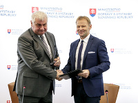 Minister dopravy a výstavby SR Árpád Érsek a viceprezident Európskej  investičnej banky (EIB) Vazil Hudák