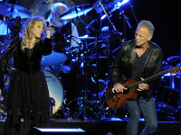 Speváčka Stevie Nicksová a vpravo gitarista a spevák Lindsey Buckingham