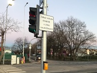 Tabuľa na svetelnej križovatke v Dunajskej Lužnej. Tabuľa na svetelnej križovatke v Dunajskej Lužnej.