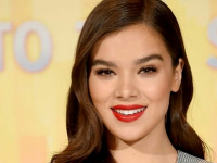 Herečka Hailee Steinfeld. Herečka Hailee Steinfeld.