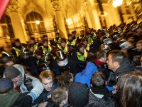 Tisíce ľudí pochodujú centrom Budapešti. Tisíce ľudí pochodujú centrom Budapešti.