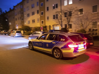 Policajti hliadkujú v norimberskej štvrti St. Johannis. Policajti hliadkujú v norimberskej štvrti St. Johannis.