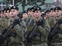 Na fotke sú príslušníci kosovských bezpečnostných síl. Na fotke sú príslušníci kosovských bezpečnostných síl.