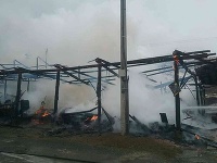 Hasiči zasahujú pri požiari píly v Spišskej Belej 