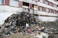 Mesto Košice dnes začalo likvidovať čierne skládky odpadu na Luníku IX. 