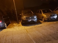 Autičkári v Pezinku majú terorizovať ľudí. Tentokrát sa údajne pokúšali podpáliť vozidlo, no nevyšlo im to.