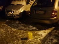 Autičkári v Pezinku majú terorizovať ľudí. Tentokrát sa údajne pokúšali podpáliť vozidlo, no nevyšlo im to.