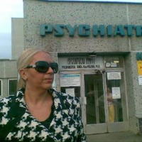 Nora Mojsejová vychádza z psychiatrie, kde sa momentálne nachádza Braňo Mojsej.