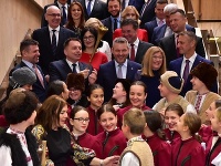 Premiéra Petra Pellegriniho a ministrov čakal po vláde milý program. Vystúpil pre nich detský folklórny súbor Ďatelinka z Vranova nad Topľou. 