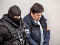Mariana Kočnera priviezli s putami na rukách na Špecializovaný trestný súd v Banskej Bystrici. Mariana Kočnera priviezli s putami na rukách na Špecializovaný trestný súd v Banskej Bystrici.