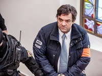 Mariana Kočnera priviezli s putami na rukách na Špecializovaný trestný súd v Banskej Bystrici. 