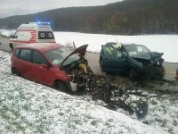 Klátova Nová Ves, zrážka dvoch osobných motorových vozidiel