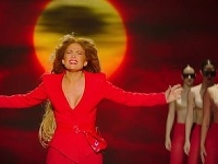 Jennifer Lopez vo videoklipe ku skladbe Limitless. 
