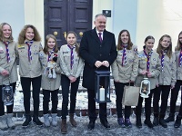 Andrej Kiska so skautkami počas odovzdávania Betlehemského svetla v Poprade. Andrej Kiska so skautkami počas odovzdávania Betlehemského svetla v Poprade.
