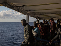 Loď s 311 migrantmi smeruje do Španielska