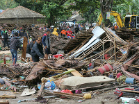 Vlna cunami v Indonézii zabila najmenej 62 ľudí.