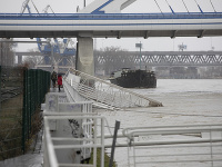Zostatok spojovacieho mosta pôvodne vedúcom na pontón, ktorý po výdatných zrážkach strhol prúd Dunaja.
