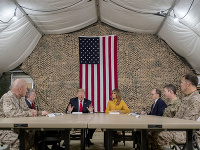 Americký prezident v armádnom stane. Americký prezident v armádnom stane.