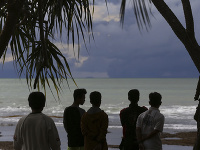 Indonézania s obavami sledujú siluety sopky Anak Krakatau. Indonézania s obavami sledujú siluety sopky Anak Krakatau.
