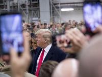 Donald a Melania Trumpová medzi vojakmi na základni Ramstein. Donald a Melania Trumpová medzi vojakmi na základni Ramstein.
