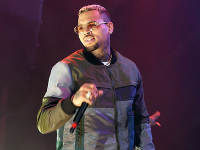Spevák Chris Brown počas koncertu. 