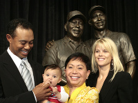 Tiger Woods s mamou, manželkou a ich dieťatkom. 
