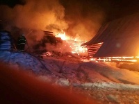 Hasiči zasahujú pri požiari dvoch hospodárskych budov, chatky a garáže v obci Sihla v okrese Brezno.