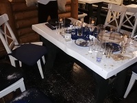 Okolie stola vyzeralo ako po výbuchu. 