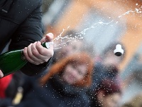 Snímka z 19. ročníka recesistickej súťaže v streľbe zátok zo šumivého vína na čo najdlhšiu vzdialenosť v Michalovciach