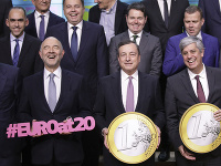Prezident ECB Mario Draghi (druhý sprava) s ministrami financií jednotlivých krajín.