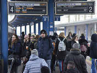 Na snímke cestujúci čakajú na mimoriadny rýchlik do Košíc, ktorý vypravila ZSSK z Hlavnej stanice 21. decembra 2018 v Bratislave.
