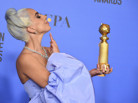 Lady Gaga so soškou Zlatého Glóbusu. 