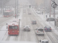 V Bratislave husto sneží od skorého rána.