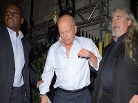 Bruce Willis cestou z istého londýnskeho klubu potreboval pomoc. 