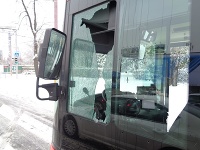 Neznámy páchateľ poškodil ľavé bočné sklo v kabíne vodiča.
