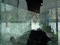 Neznámy páchateľ poškodil ľavé bočné sklo v kabíne vodiča.