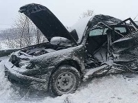 Zrážku s autobusom neprežila vodička osobného auta Zrážku s autobusom neprežila vodička osobného auta