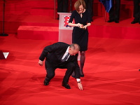 Andrej Kiska pomáha zdvihnúť ocenenie Márii Jasenkovej Andrej Kiska pomáha zdvihnúť ocenenie Márii Jasenkovej