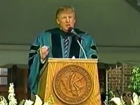 Donald Trump pri prejave v roku 2004. Donald Trump pri prejave v roku 2004.