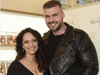 Lucie Bílá s priateľom sa pochválili obrúčkami. Lucie Bílá s priateľom sa pochválili obrúčkami.