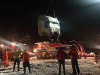 Hasiči celú noc pomáhali vyslobodzovať vykoľajené vozne vlaku. Hasiči celú noc pomáhali vyslobodzovať vykoľajené vozne vlaku.