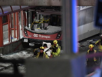 Na snímke je zdemolovaný autobus. Na snímke je zdemolovaný autobus.