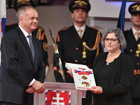 Na snímke prezident SR Andrej Kiska (vľavo) udeľuje Rad Ľudovíta Štúra I. triedy Jane Juráňovej (vpravo) počas slávnostnej ceremónie udeľovania štátnych vyznamenaní Na snímke prezident SR Andrej Kiska (vľavo) udeľuje Rad Ľudovíta Štúra I. triedy Jane Juráňovej (vpravo) počas slávnostnej ceremónie udeľovania štátnych vyznamenaní