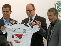 Pawel Adamowicz (v strede)