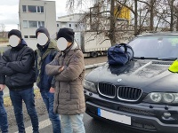 Vo vozidle zastavenom na území ČR viezol nelegálnych migrantov. Vo vozidle zastavenom na území ČR viezol nelegálnych migrantov.